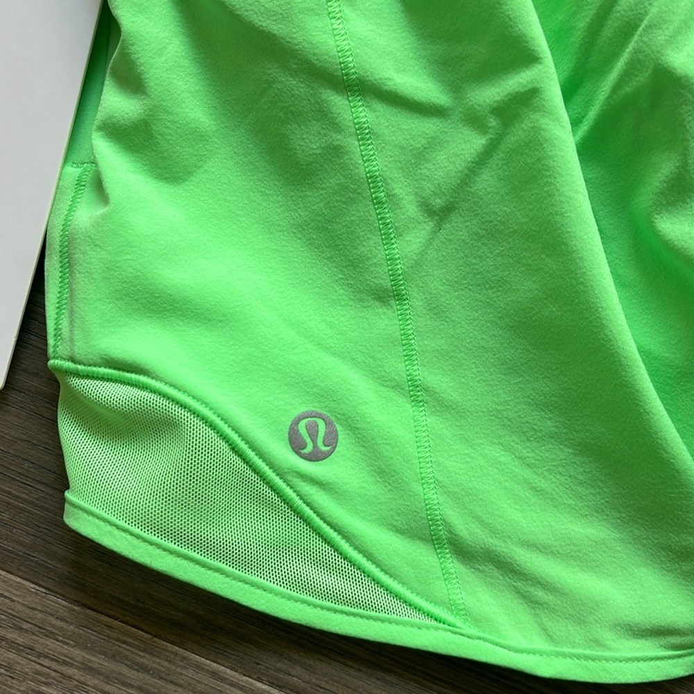 🍋Lululemon🍋 | Hotty Hot Low-Rise Lined Short 4" in pistachio - Picture 10 of 10
